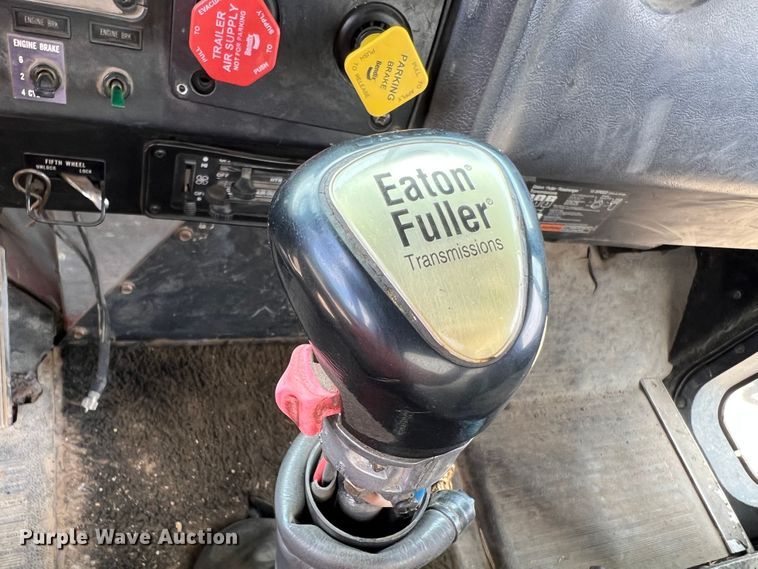 image for item KC9873 1990 International 9400  semi truck