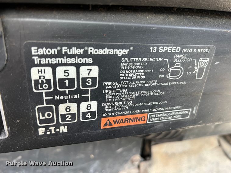 image for item KC9873 1990 International 9400  semi truck