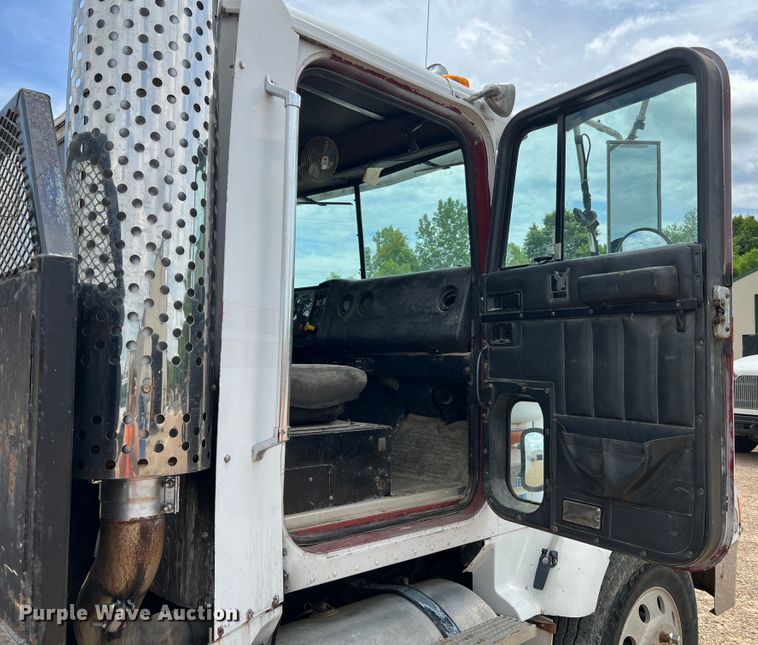 image for item KC9873 1990 International 9400  semi truck