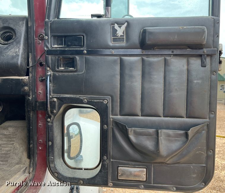 image for item KC9873 1990 International 9400  semi truck