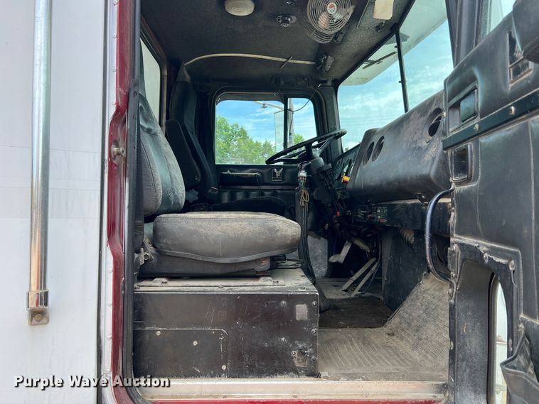 image for item KC9873 1990 International 9400  semi truck