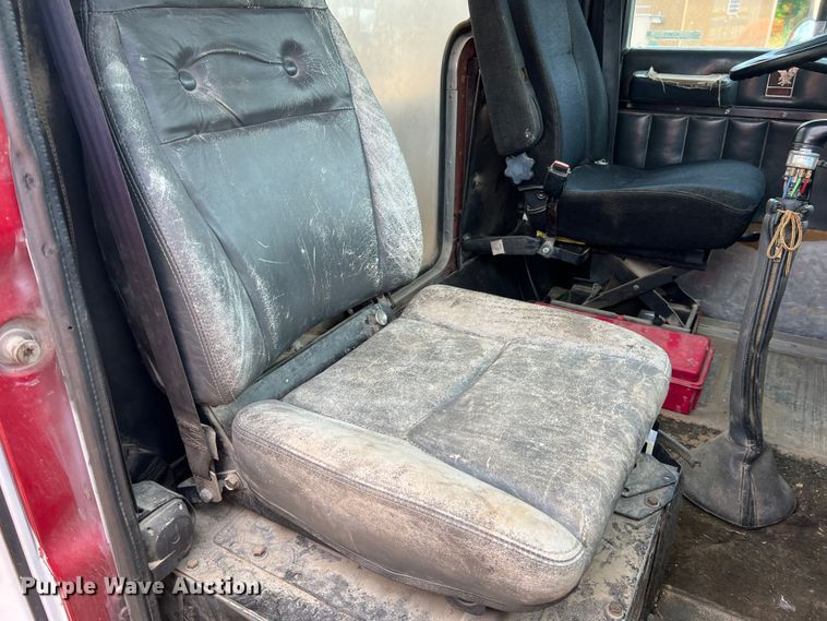 image for item KC9873 1990 International 9400  semi truck