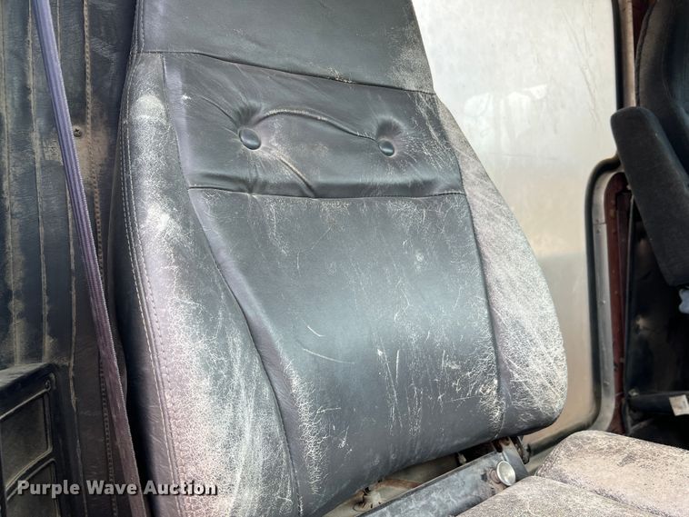 image for item KC9873 1990 International 9400  semi truck