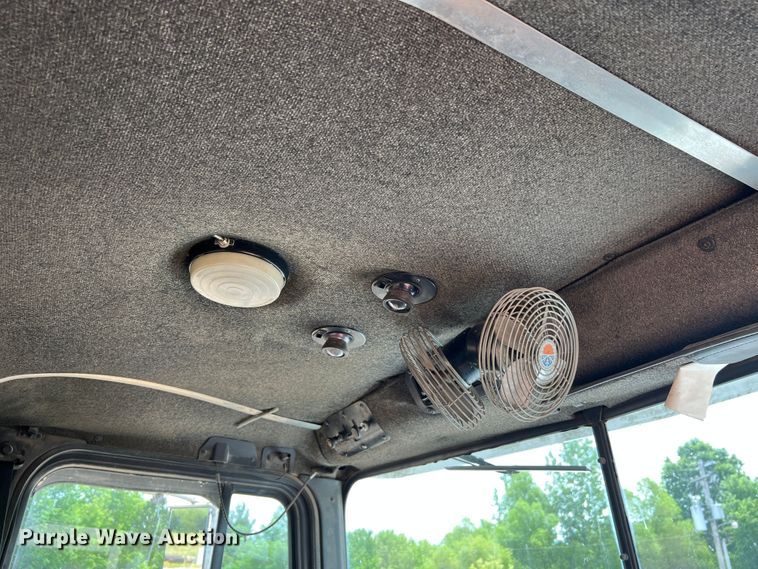 image for item KC9873 1990 International 9400  semi truck