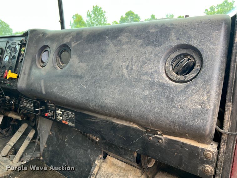 image for item KC9873 1990 International 9400  semi truck