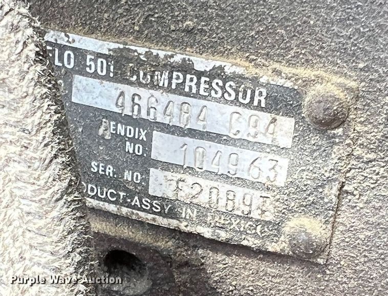 image for item KC9873 1990 International 9400  semi truck