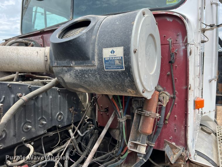 image for item KC9873 1990 International 9400  semi truck