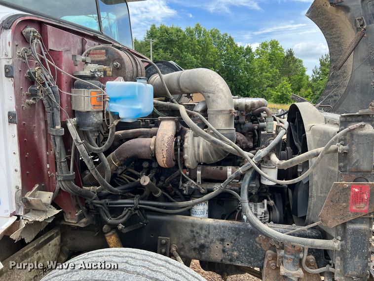 image for item KC9873 1990 International 9400  semi truck