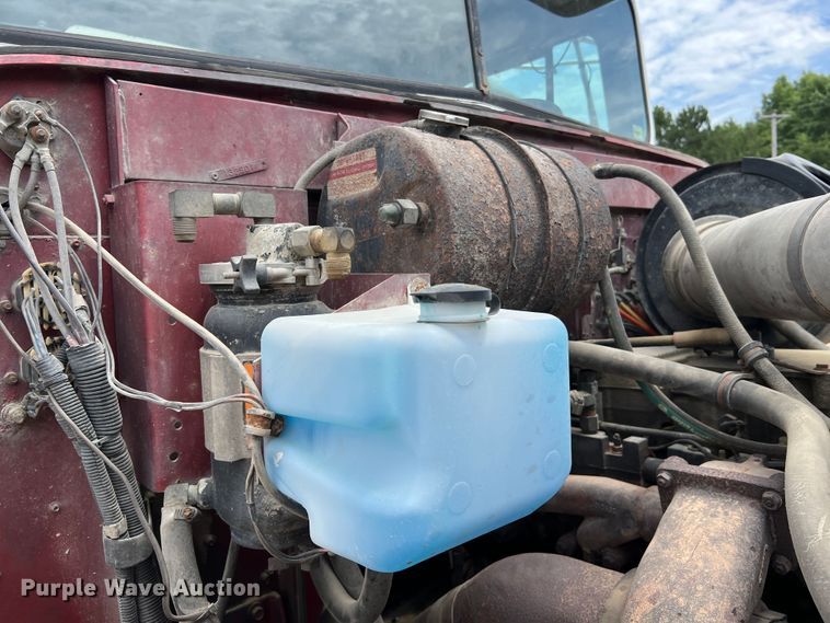 image for item KC9873 1990 International 9400  semi truck