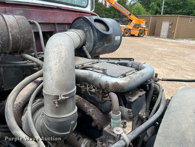 image for item KC9873 1990 International 9400  semi truck