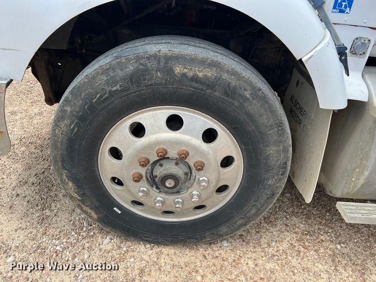 image for item KC9873 1990 International 9400  semi truck