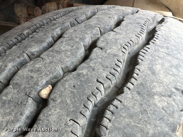 image for item KC9873 1990 International 9400  semi truck