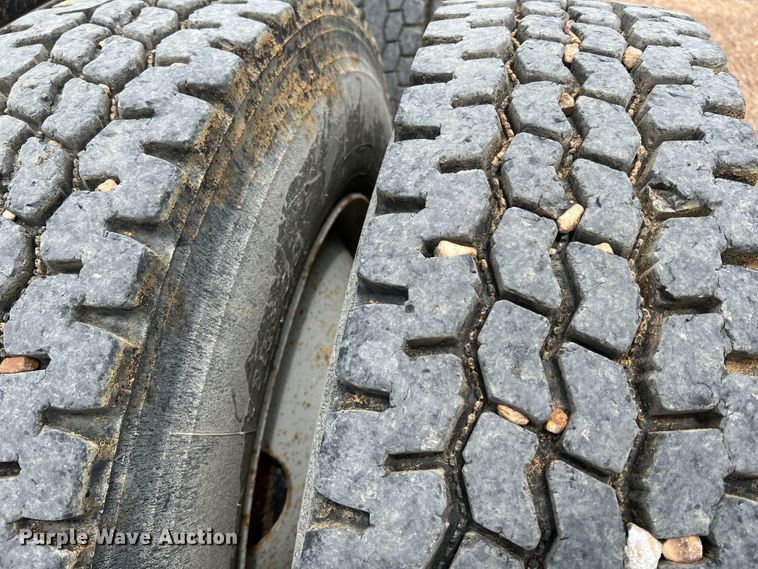 image for item KC9873 1990 International 9400  semi truck