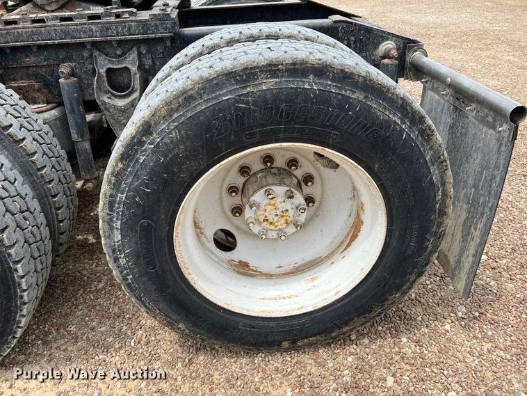 image for item KC9873 1990 International 9400  semi truck