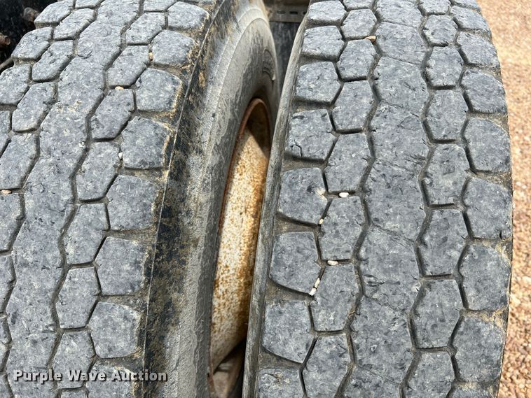 image for item KC9873 1990 International 9400  semi truck