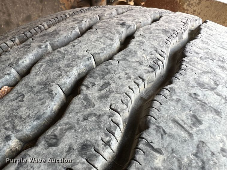 image for item KC9873 1990 International 9400  semi truck