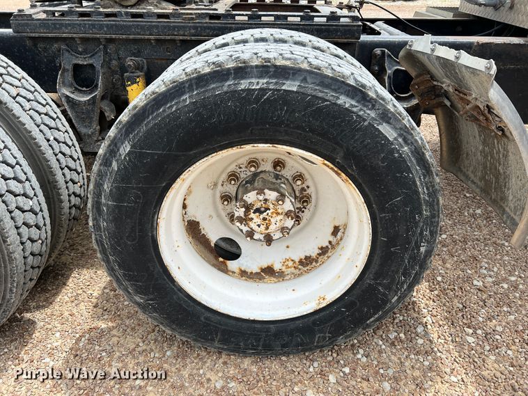 image for item KC9873 1990 International 9400  semi truck