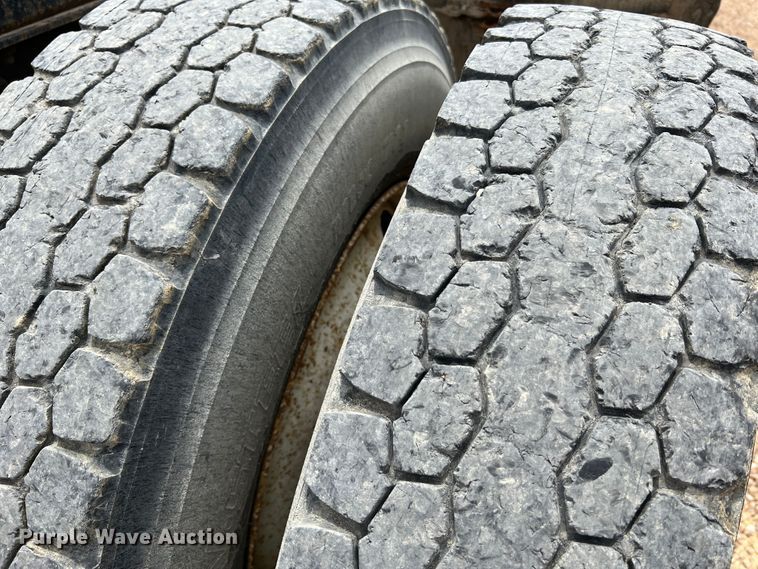 image for item KC9873 1990 International 9400  semi truck