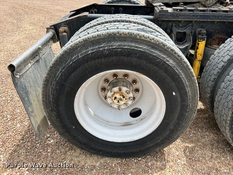 image for item KC9873 1990 International 9400  semi truck