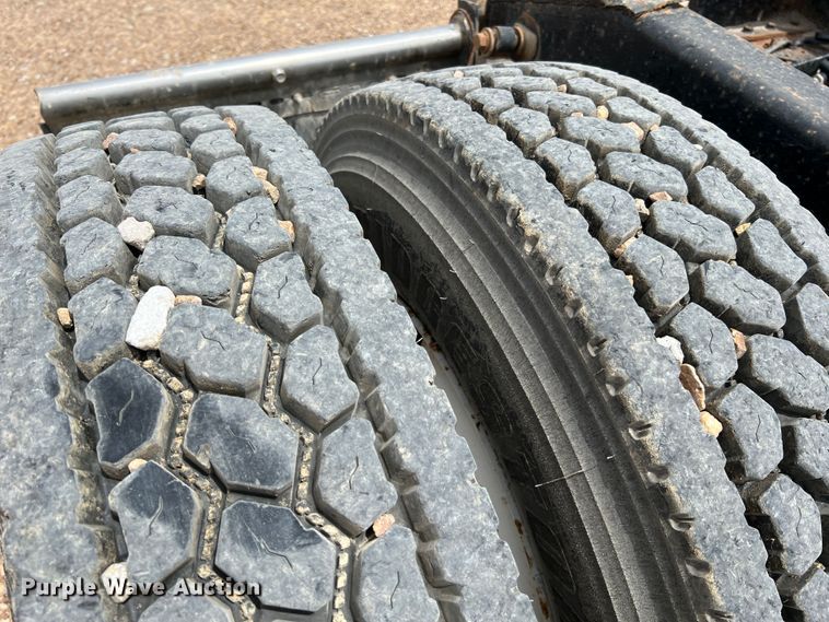 image for item KC9873 1990 International 9400  semi truck