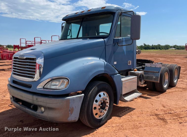 image for item KJ9773 2007 Freightliner Columbia 120  semi truck