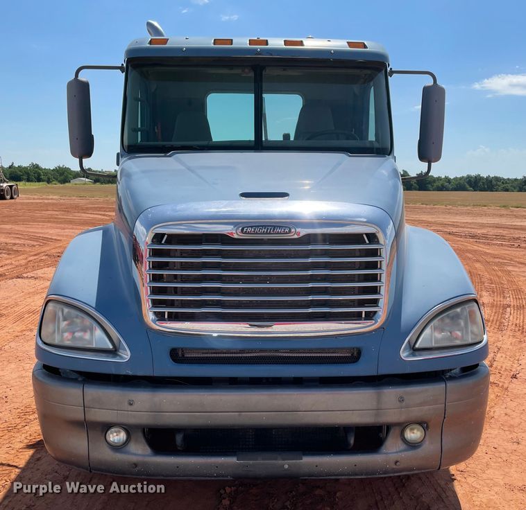 image for item KJ9773 2007 Freightliner Columbia 120  semi truck