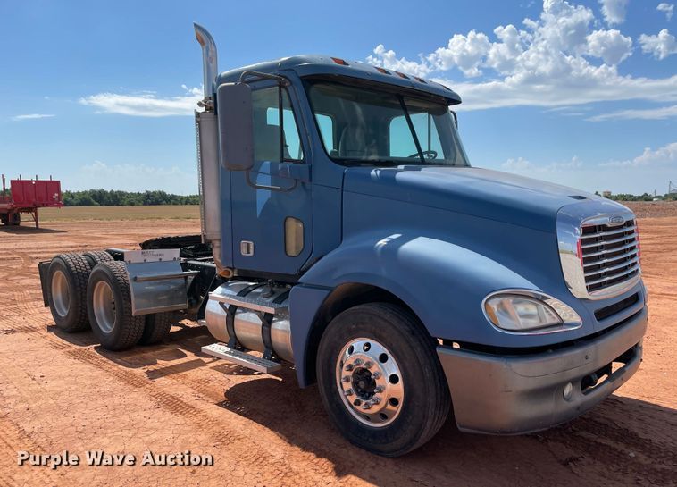 image for item KJ9773 2007 Freightliner Columbia 120  semi truck