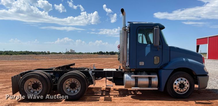 image for item KJ9773 2007 Freightliner Columbia 120  semi truck