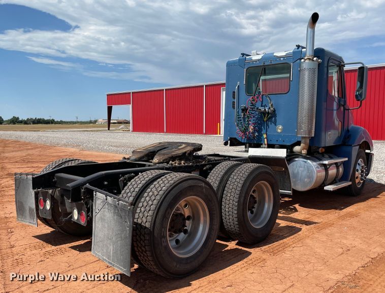 image for item KJ9773 2007 Freightliner Columbia 120  semi truck