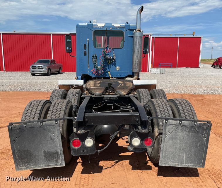 image for item KJ9773 2007 Freightliner Columbia 120  semi truck