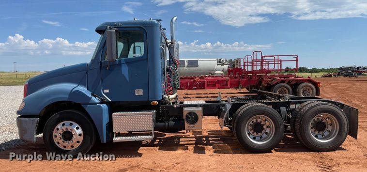 image for item KJ9773 2007 Freightliner Columbia 120  semi truck