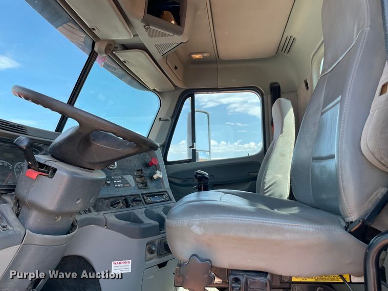 image for item KJ9773 2007 Freightliner Columbia 120  semi truck