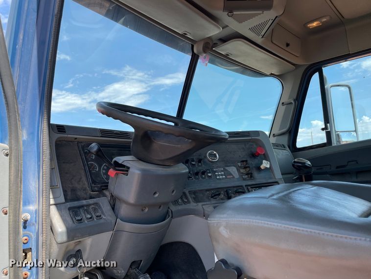 image for item KJ9773 2007 Freightliner Columbia 120  semi truck