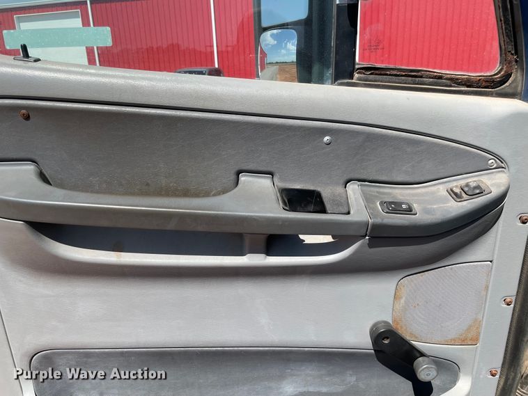 image for item KJ9773 2007 Freightliner Columbia 120  semi truck