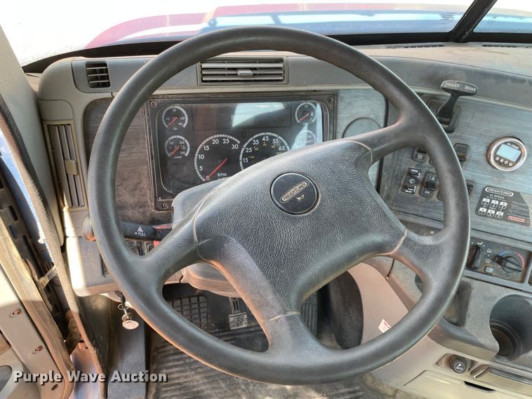 image for item KJ9773 2007 Freightliner Columbia 120  semi truck