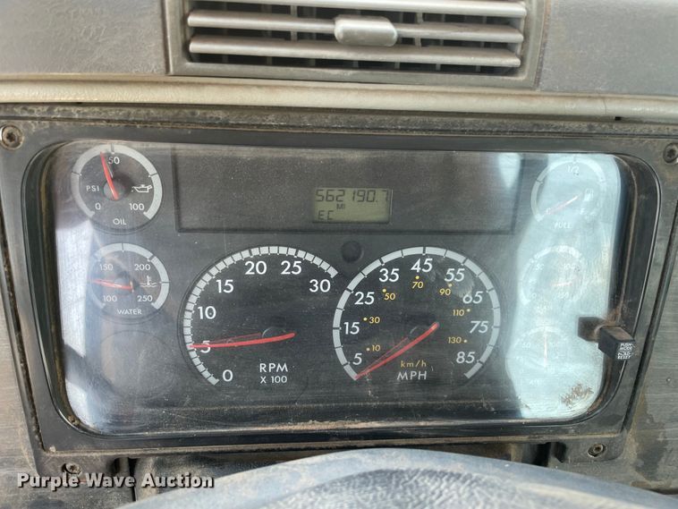 image for item KJ9773 2007 Freightliner Columbia 120  semi truck