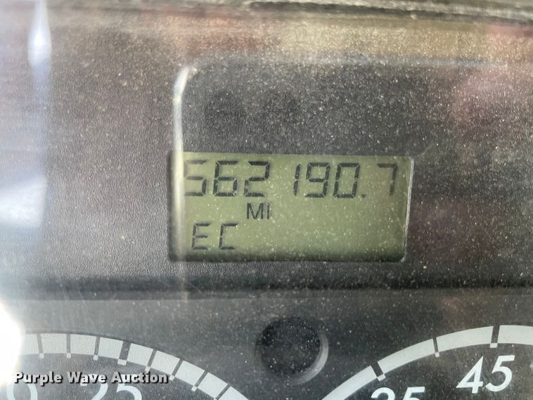 image for item KJ9773 2007 Freightliner Columbia 120  semi truck