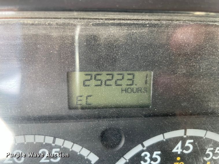 image for item KJ9773 2007 Freightliner Columbia 120  semi truck