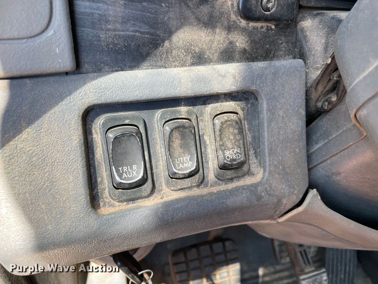 image for item KJ9773 2007 Freightliner Columbia 120  semi truck