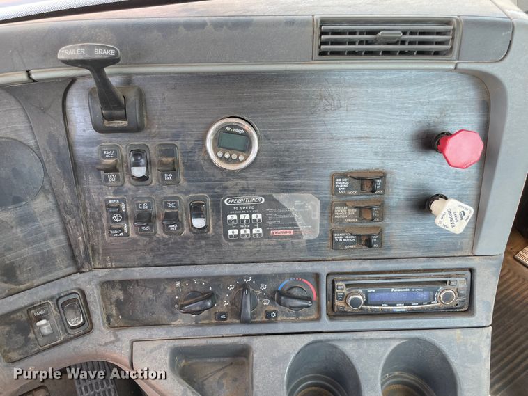 image for item KJ9773 2007 Freightliner Columbia 120  semi truck