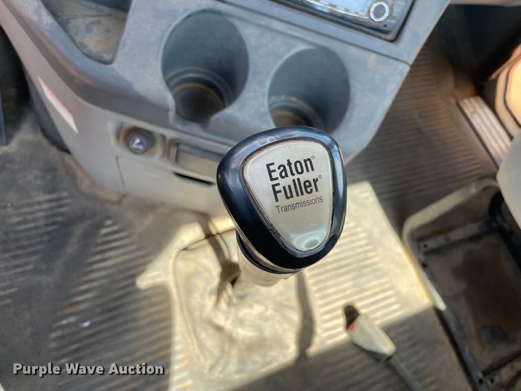 image for item KJ9773 2007 Freightliner Columbia 120  semi truck