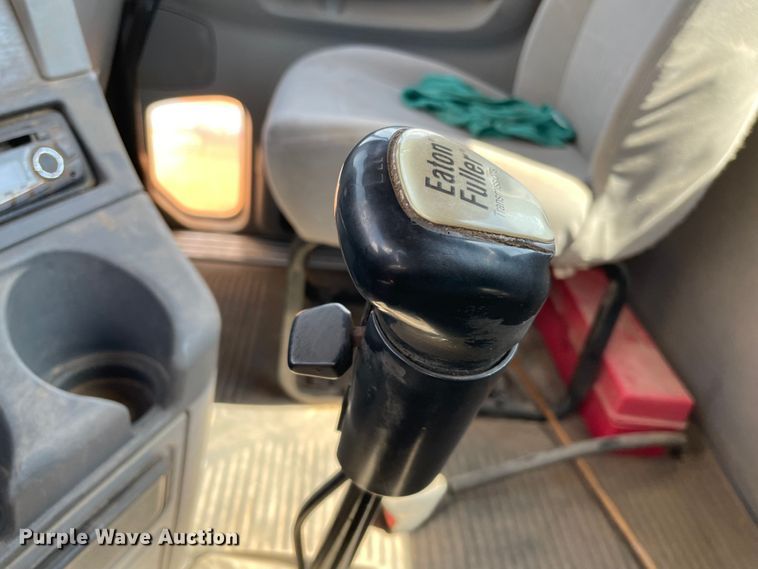 image for item KJ9773 2007 Freightliner Columbia 120  semi truck