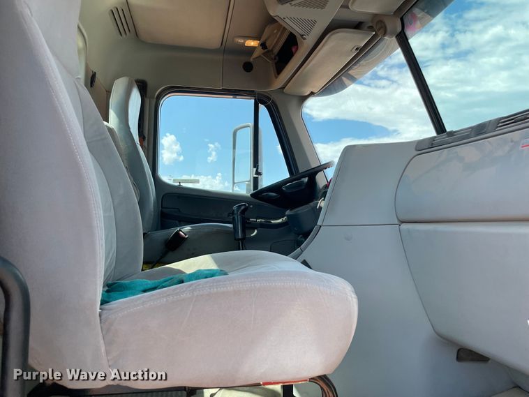 image for item KJ9773 2007 Freightliner Columbia 120  semi truck