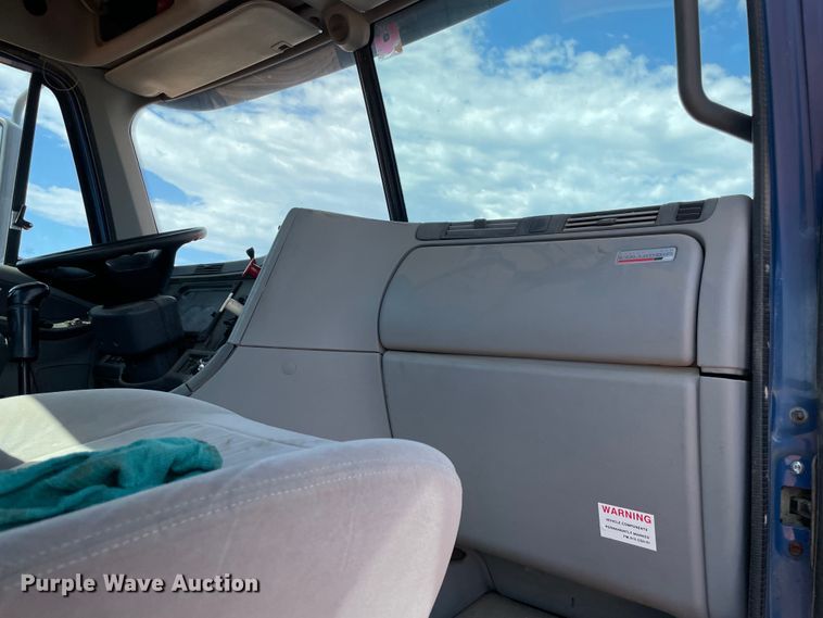 image for item KJ9773 2007 Freightliner Columbia 120  semi truck