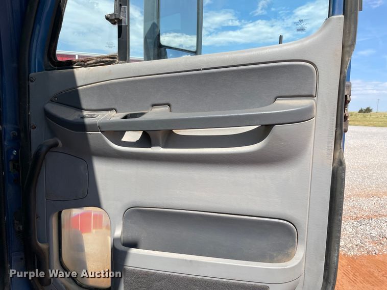 image for item KJ9773 2007 Freightliner Columbia 120  semi truck