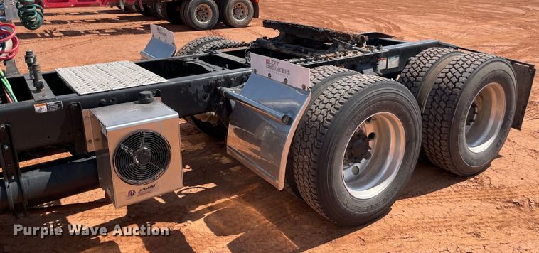 image for item KJ9773 2007 Freightliner Columbia 120  semi truck