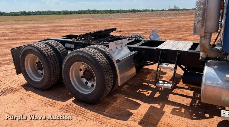 image for item KJ9773 2007 Freightliner Columbia 120  semi truck