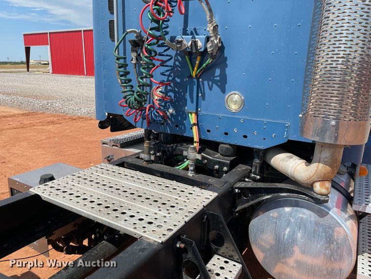 image for item KJ9773 2007 Freightliner Columbia 120  semi truck