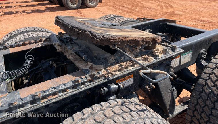 image for item KJ9773 2007 Freightliner Columbia 120  semi truck