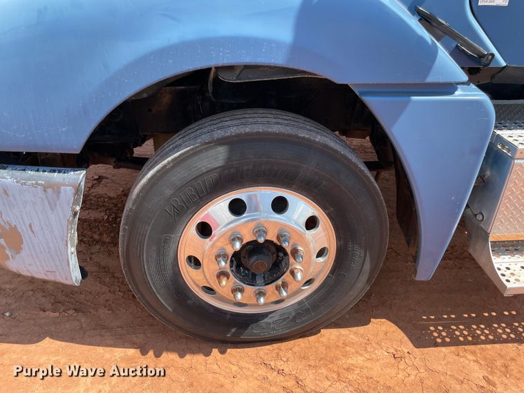 image for item KJ9773 2007 Freightliner Columbia 120  semi truck